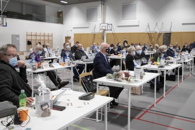 Kaupunginvaltuusto kokoontui maskit kasvoilla Kurikan kampuksella. Media ja yleisö seurasi tilaisuutta videoyhteyden päässä. Kuva: Maija-Liisa Laitila