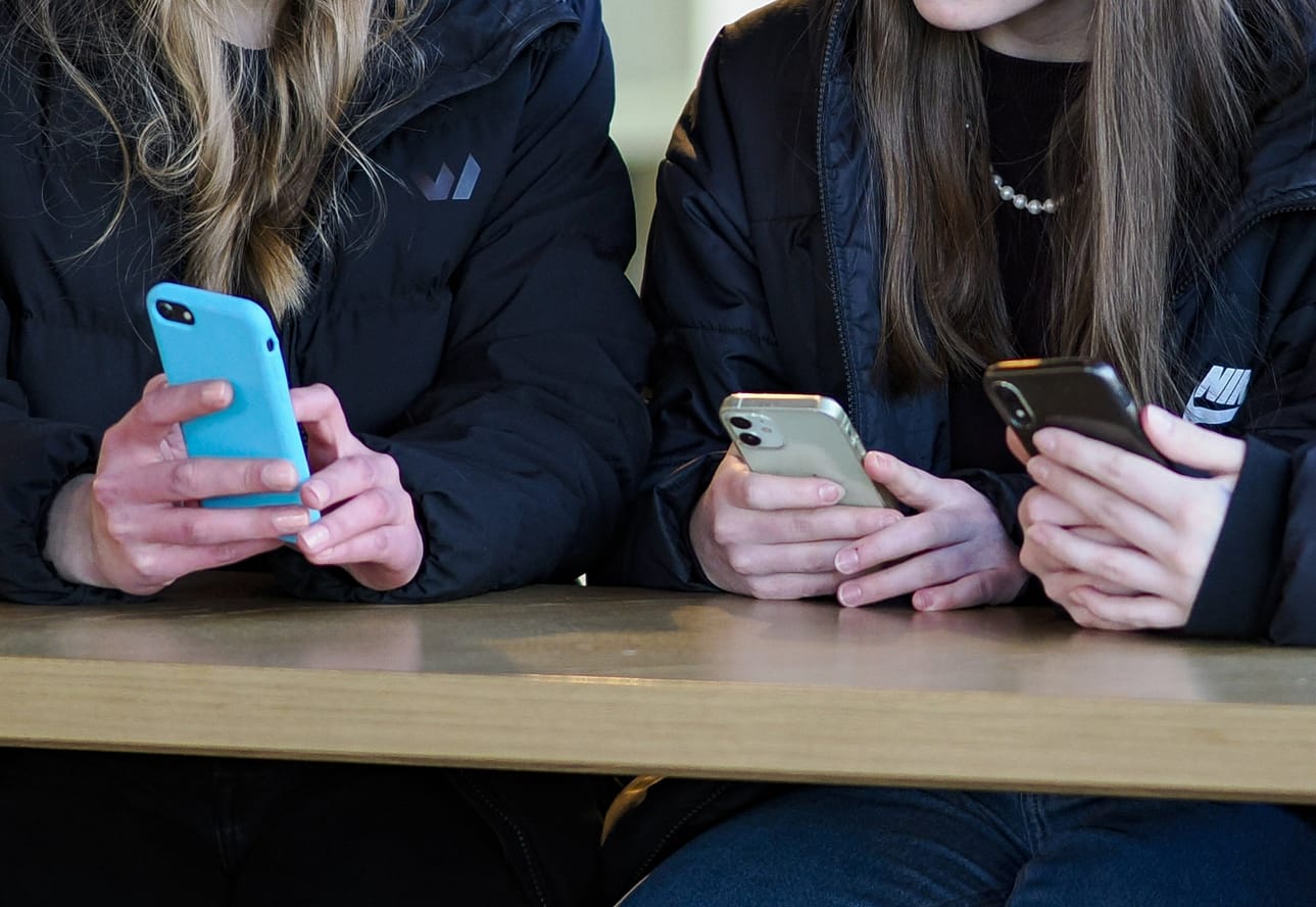 Tutkimukseen vastanneiden tyttöjen keskimääräinen ruutuaika oli lähes kuusi tuntia, josta sosiaalista mediaa käytettiin keskimäärin lähes neljä tuntia. LEHTIKUVA / Timo Aalto