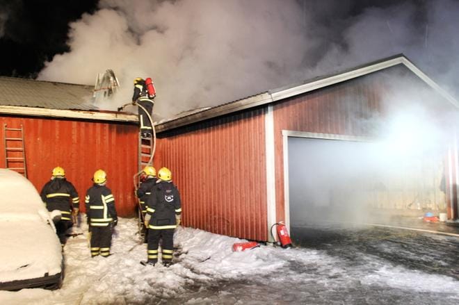 Iso ulkorakennus syttyi palamaan sunnuntai-iltana. KUVA: TAUNO RIIHILUOMA