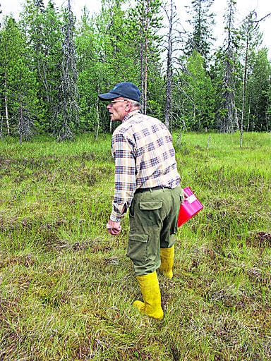 Kompassin Martti Palosaari ottaa mukaansa aina, kun marjaretki suuntautuu tietä kauemmaksi.