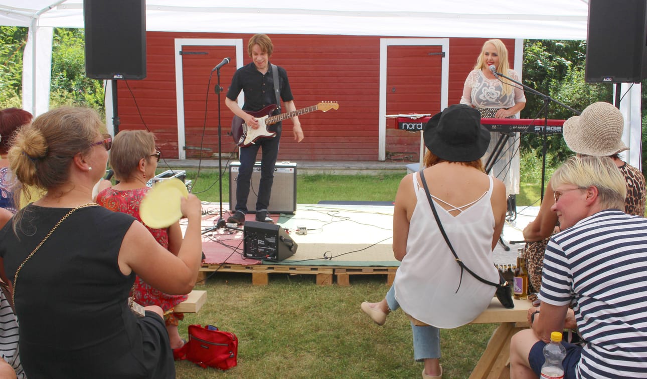 Konsertti keräsi pitkästi yli toistasataa kuulijaa. Maaritin välijuonnot varmistivat yleisön viihtymistä.