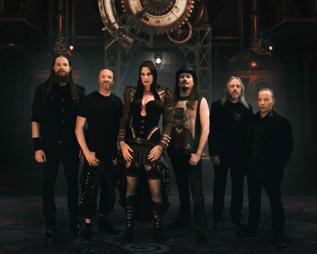 Vaasalaisen rumpalin Kai Hahdon lisäksi Nightwish-yhtyeen muodostavat laulaja Floor Jansen, kosketinsoittaja ja johtohahmo Tuomas Holopainen, multi-instrumentalisti Troy Donockley, kitaristi Emppu Vuorinen sekä basisti Jukka Koskinen.