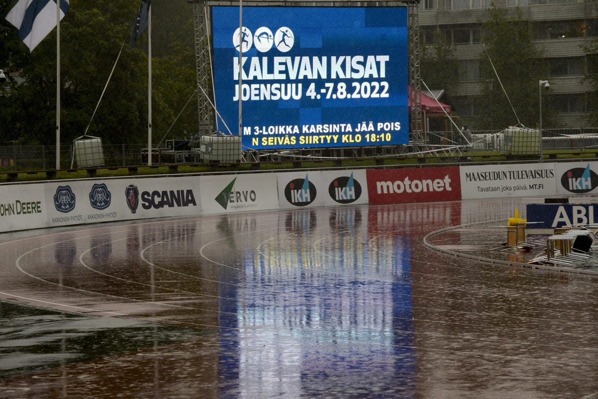 Huono sää on haitannut myös Kalevan kisoja Joensuussa lauantaina. LEHTIKUVA / MIKKO STIG