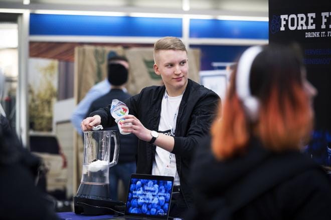 Vaasan lyseon lukion ensimmäisen vuoden opiskelija Jesse Ilvesoksa on kehittänyt proteiinismoothien, jota hän on jo kaupannut erilaisissa myyntitapahtumissa ja eräällä kuntosalilla. Yrittäjäperheen kasvattina hän harkitsee itsekin yrittäjän uraa. KUVAT: JARNO PELLINEN
