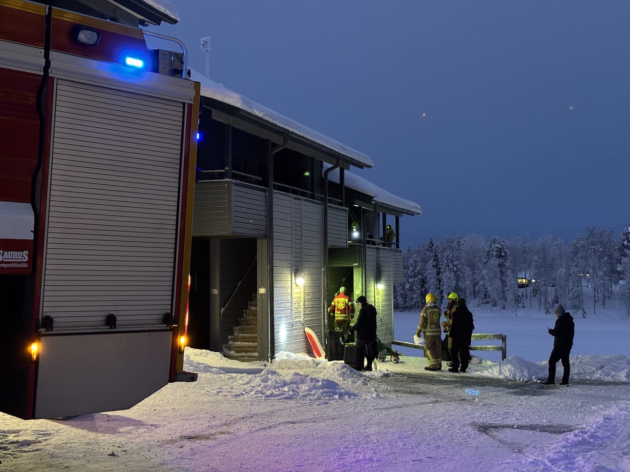 Huoneistoissa majoittuneita asukkaita siirrettiin tiistaiaamuna toisiin majoituksiin.
