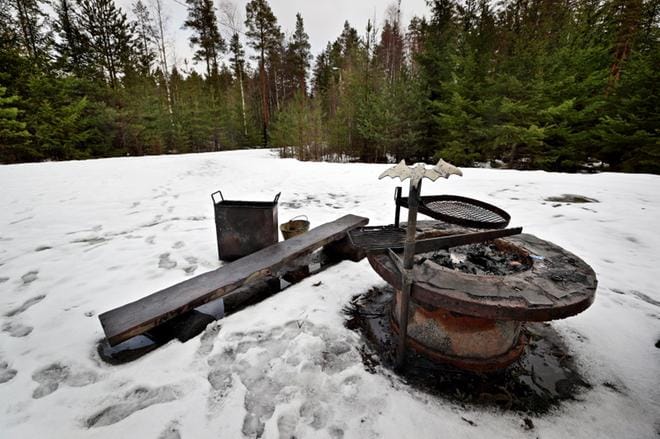 Lepakkolaavusta jäi tulipalon jälkeen jäljelle vain tulisija ja penkki. KUVA: KARI LÖFHJELM