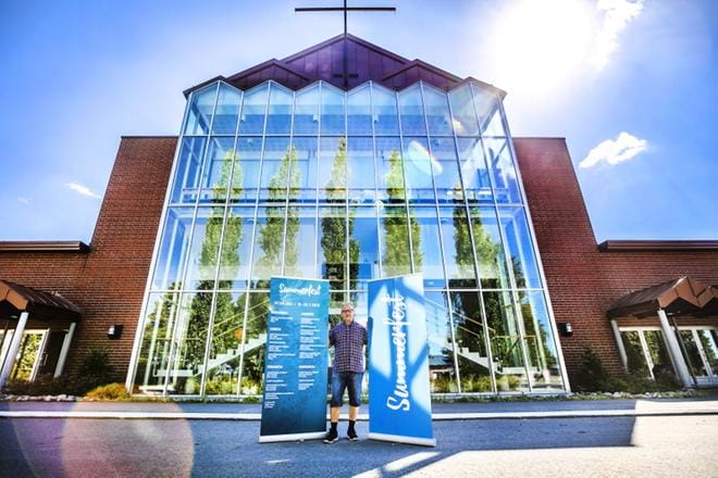 Seinäjoen helluntaiseurakunnan johtava pastori Markku Tuppurainen kertoo, että Summerfest-tapahtuma rakentuu vapaaehtoistyössä seurakuntalaisten kesken. Seinäjoen helluntaiseurakunnassa on jäseniä hieman yli 1 500 ja jäsenmäärä on pysynyt suurin piirtein samana viime vuodet. 18.–22. heinäkuuta järjestettävään Summerfestiin odotetaan noin 15 000 kävijää. KUVA: KRISTA LUOMA