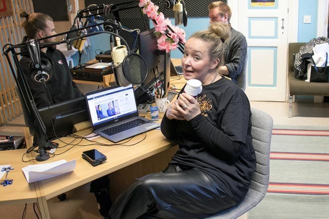 Päivi Lepistö oli muiden oppilaiden kanssa juontamassa Radio Scoopin lähetystä Kauhajoen opistolla keskiviikkona. Takana vasemmalla opiskelijakavereista Patrik Niemi ja oikealla radiotoimittajalinjan opettaja Joni Rinta-Möykky. KUVA: JORMA HAVULA
