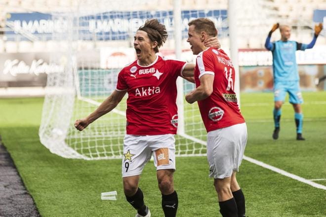 HIFK:n Pekka Sihvola (vas.) ja Tuomas Mustonen (oik.) tuulettavat Sihvolan tekemää 2-1 maalia. KUVA: LEHTIKUVA / RONI REKOMAA