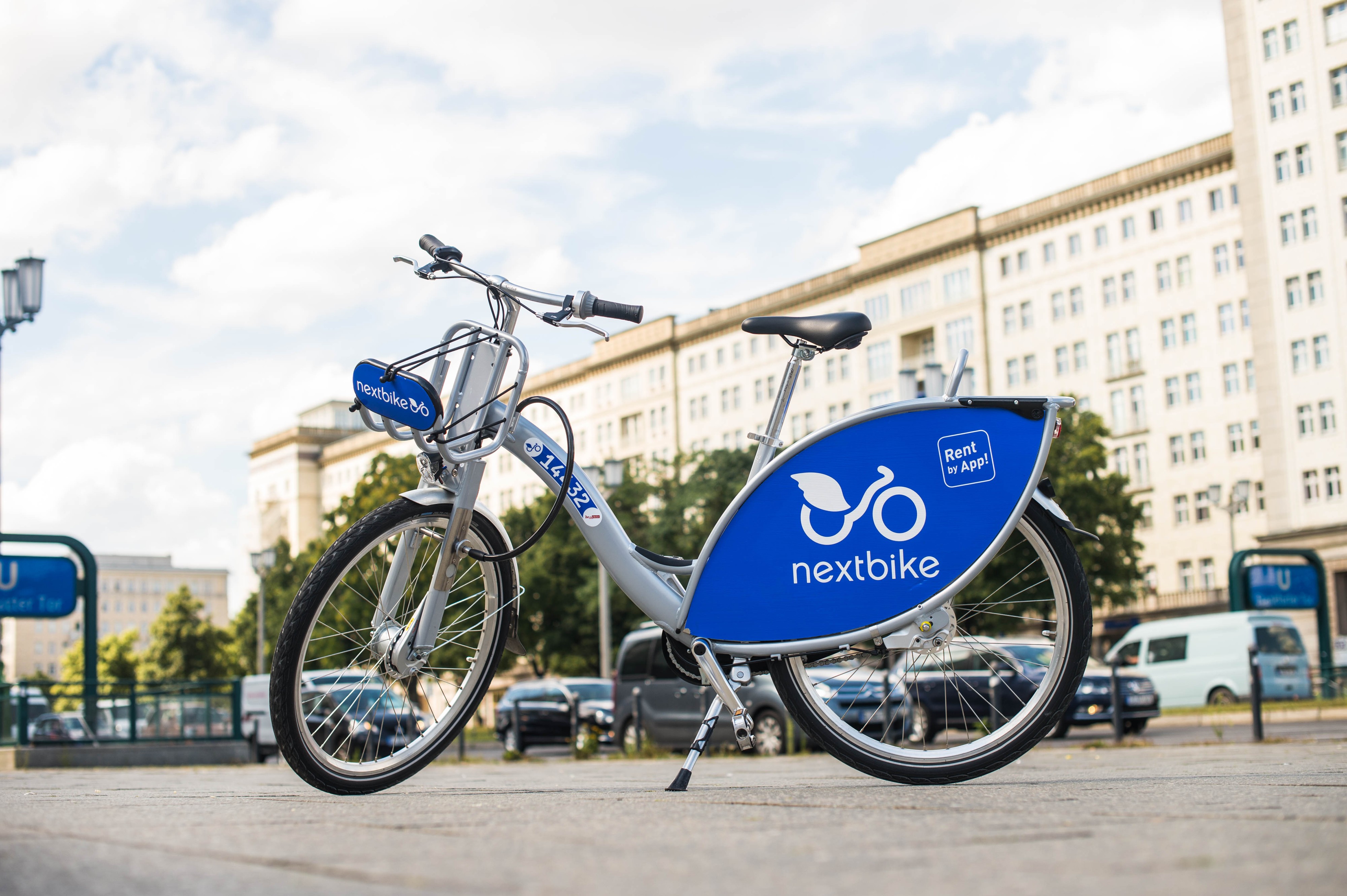 NextBike-yhtiön tuotekuva kaupunkipyörästä. Oulun pyöriin tulee erilainen väritys ja myös mallin yksityiskohdissa voi olla eroa.