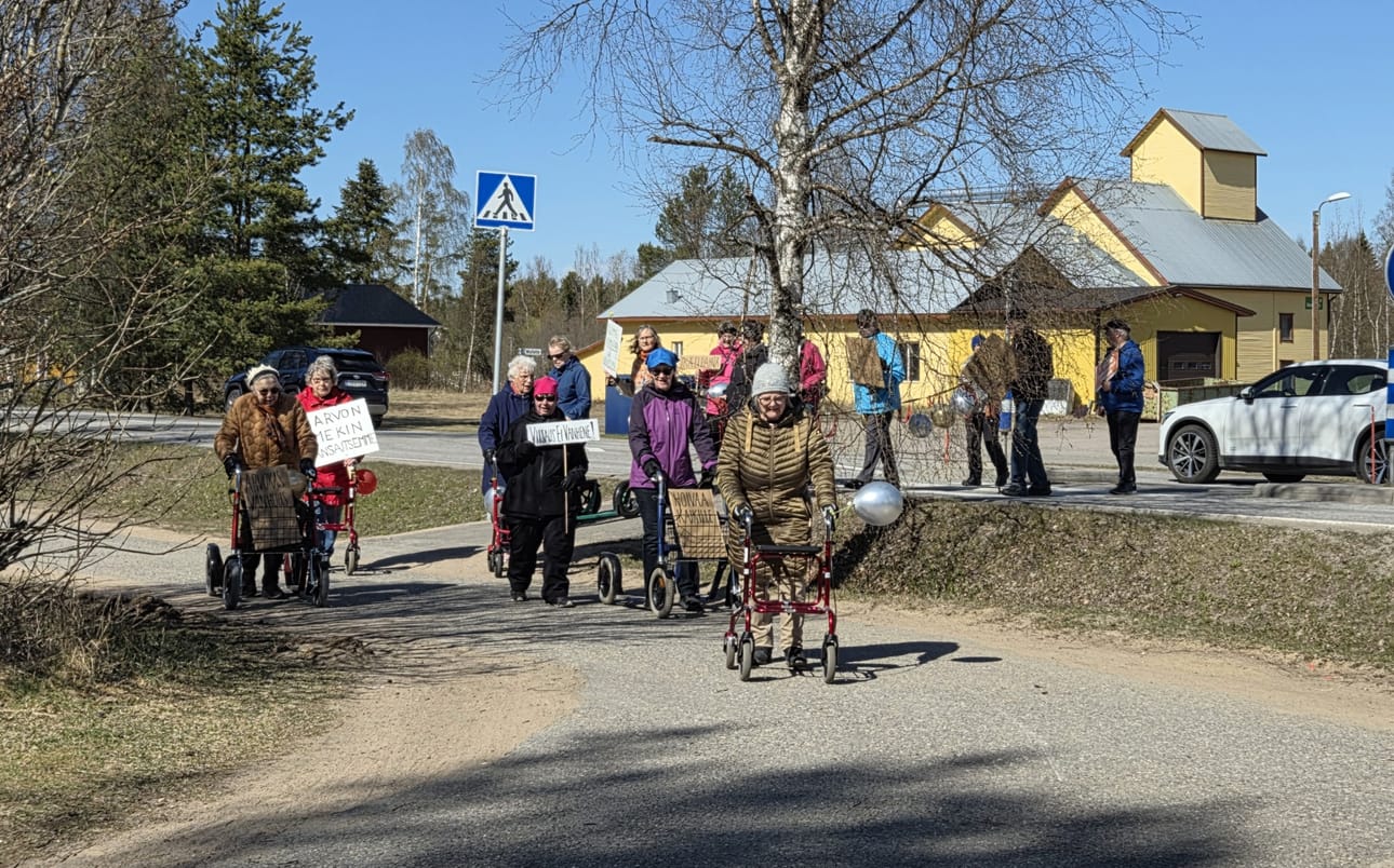 Myös Lumijoella marssittiin perjantaina arvokkaan vanhuuden puolesta.