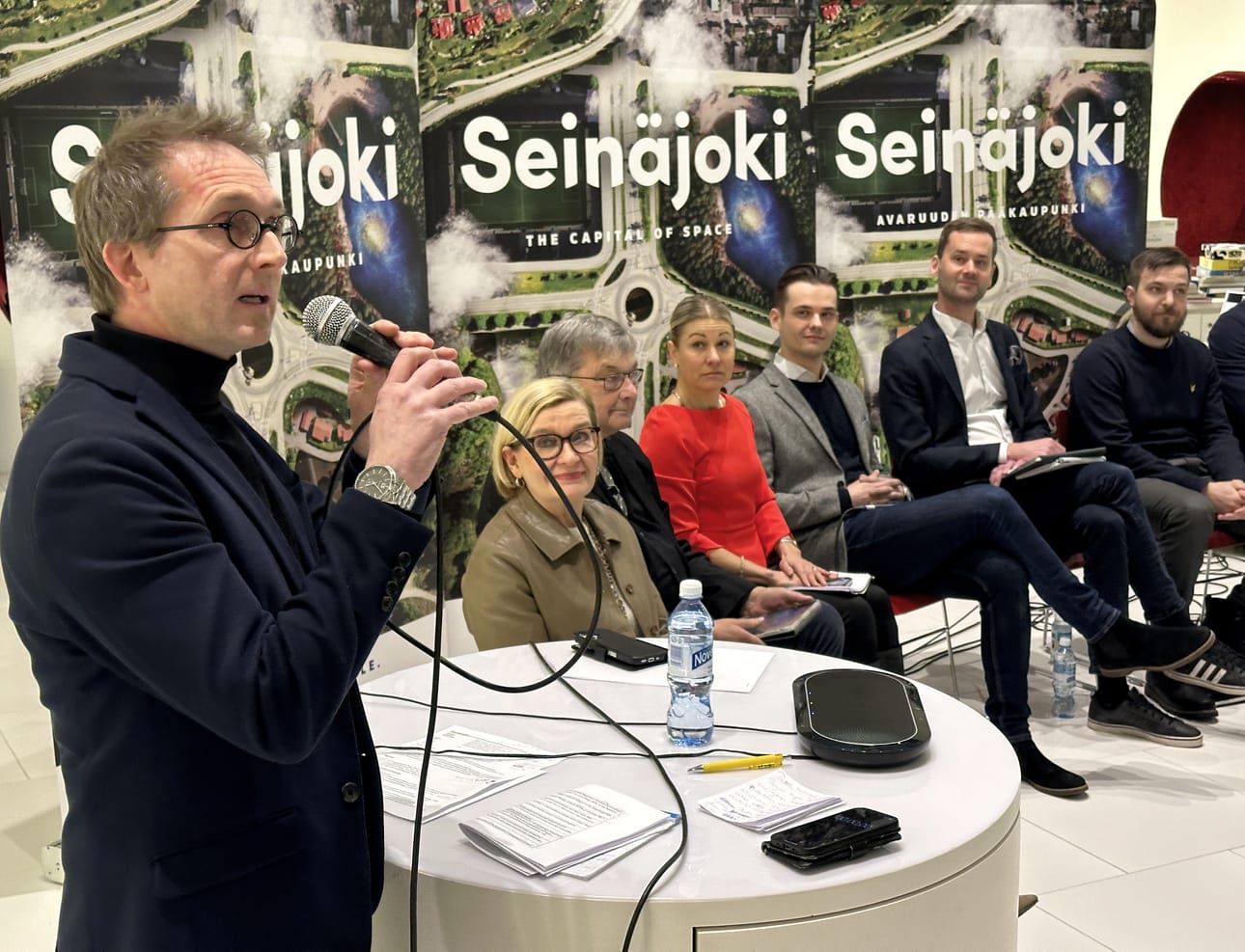 Illan juonsi Eparin päätoimittaja Tero Hautamäki. Kysymyksiin vastasivat muun muassa kuvassa näkyvät Paula Risikko (kok.), Erkki Valtamäki (ps.), Piia Kattelus-Kilpeläinen, Jesse Luhtala (kok.), Eetu Lehtola (sd.) ja Johannes Karhu (kes.).