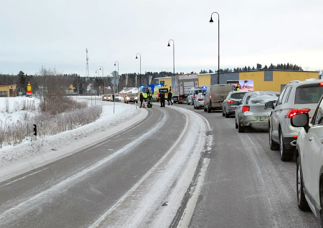 "Juoksi yllättäen auton eteen" – Itsetuhoisesti käyttäytynyt mies aiheutti onnettomuuden Tuurissa
