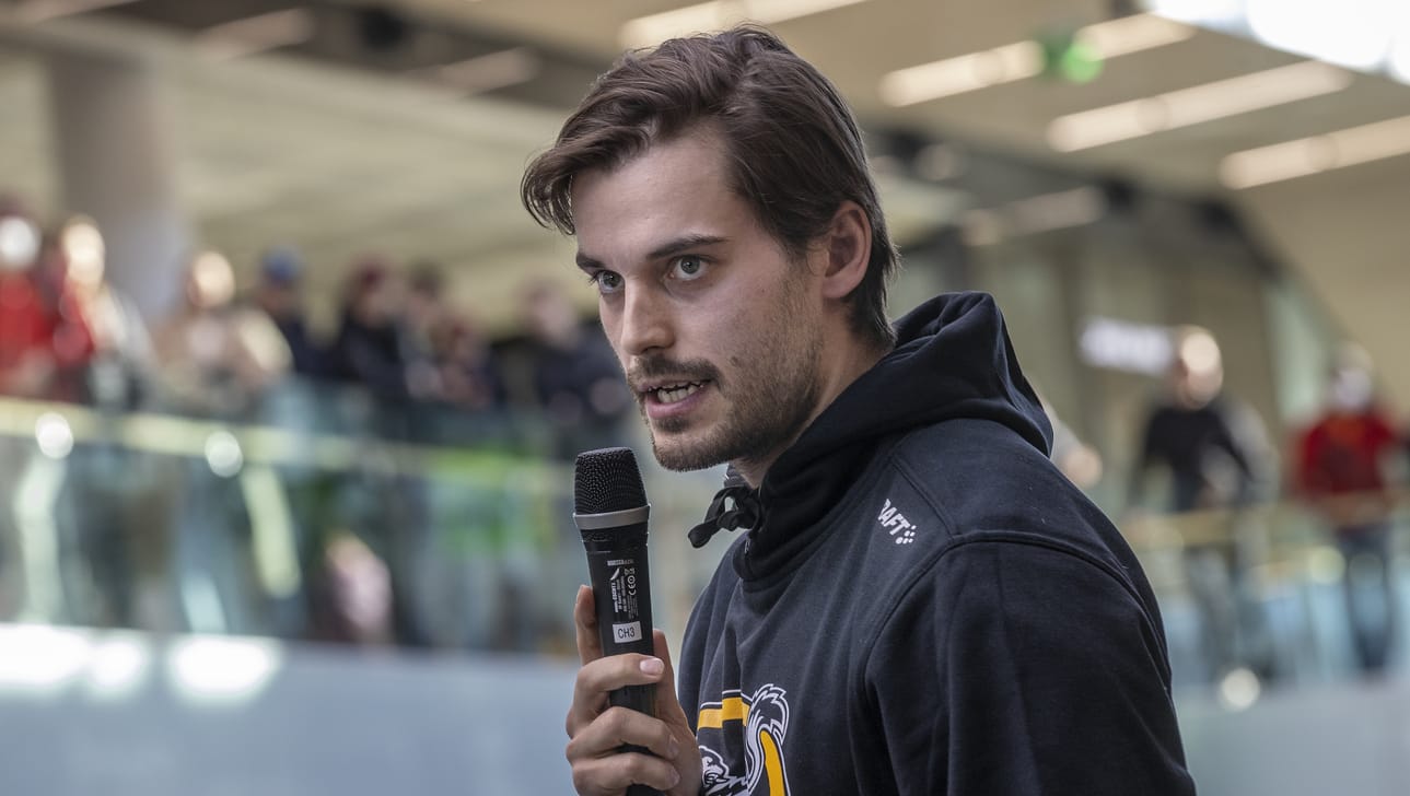 Peter Tiivola pääsi esittäytymään Valkean kesäkadulle saapuneille kärppäkannattajille.