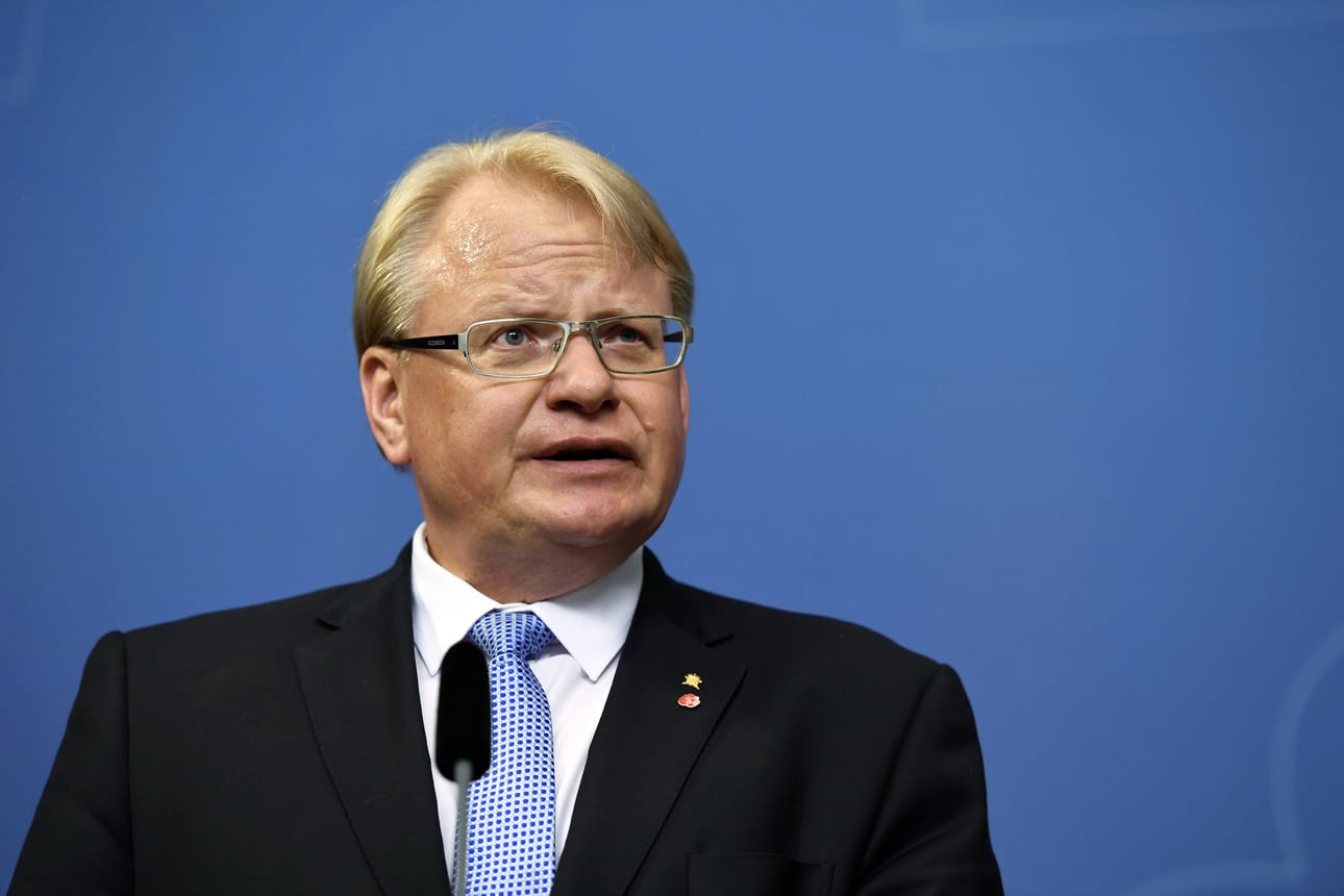 Puolustusministeri Peter Hultqvistin jatko närästää oppositiota, joka vaatii suomalaisen äidin pojalle potkuja.