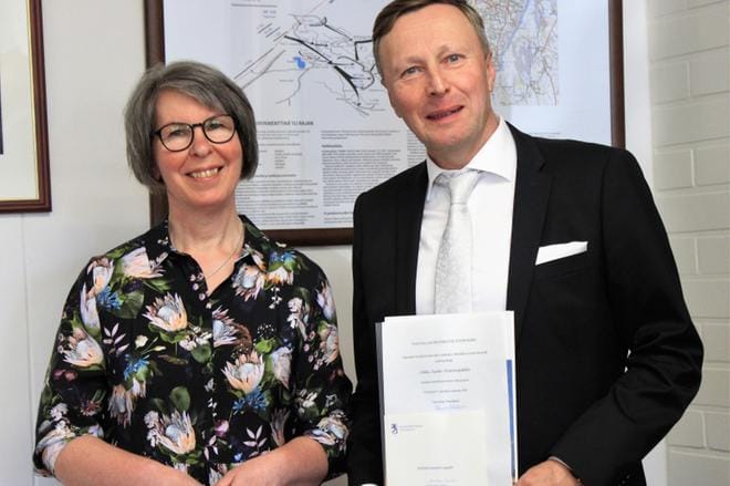 Hilkka ja Jukka Vainionpää vastaanottivat yhdessä arvonimen maanantaina. KUVA: MINNA ZILLIACUS
