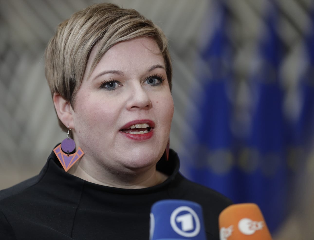 Valtiovarainministeri Annika Saarikko (kesk.) luonnehtii kokouksen lopputulosta kiusalliseksi.