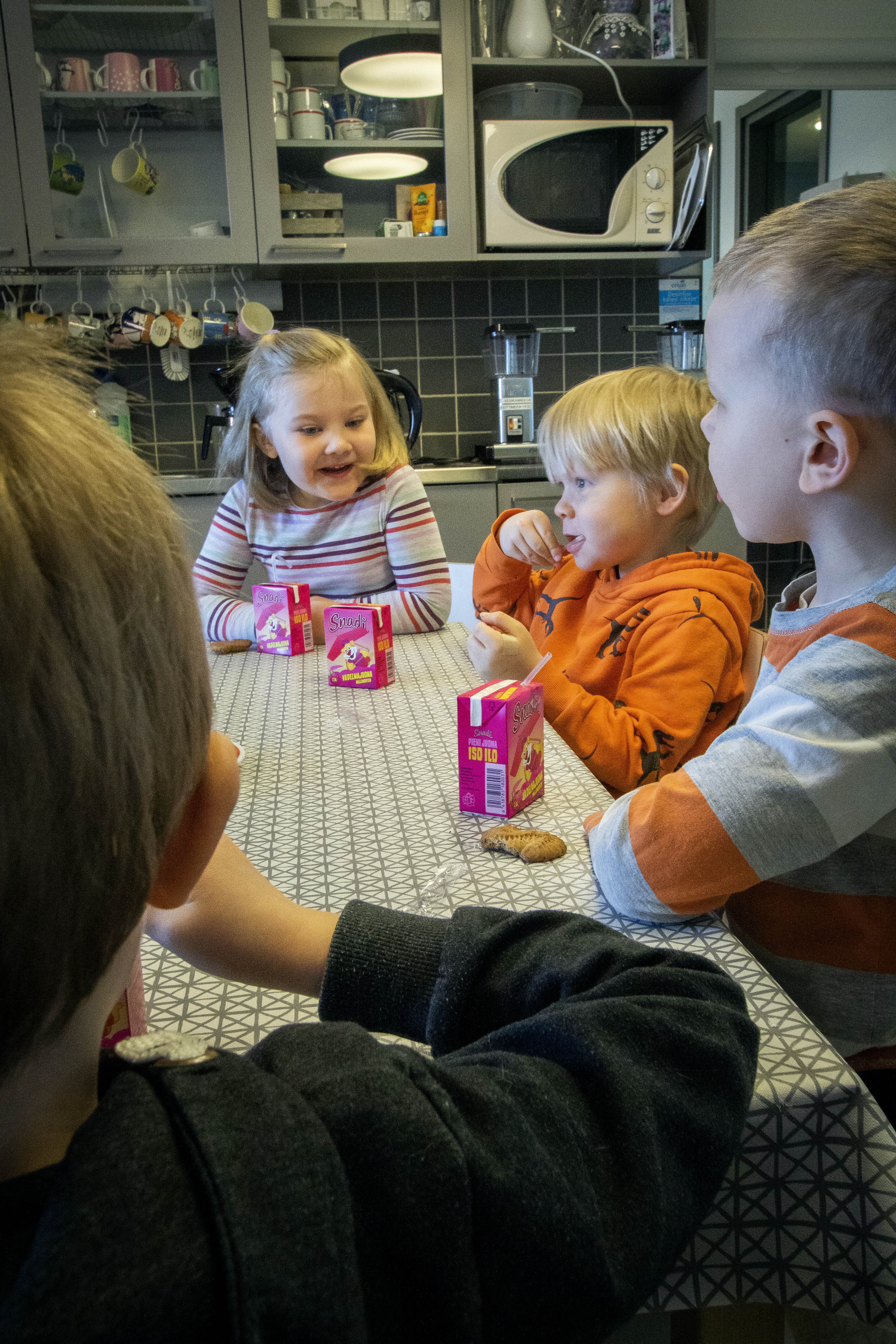 Melissa, Ilmari, Arttu ja Onni suunnittelevat päiväkotiryhmälleen seuraavan viikon ohjelmaa – Lumijoen päiväkoti Ensilumessa lapsia on osallistettu arjen suunnittelemiseen jo vuosien ajan