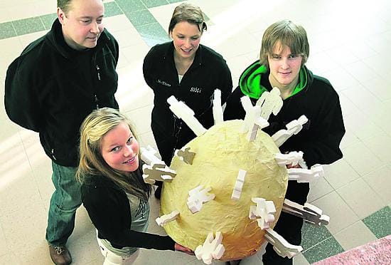 Laura Lepistön ja Ville Vanhasen mukaan että vuosi nuorisoakatemiassa kasvatti itsetuntemusta. Kuvataidekurssilaisten taideteoksen takana myös koordinaattorit Juha Laukka ja Sanna Virtanen-Laikari.