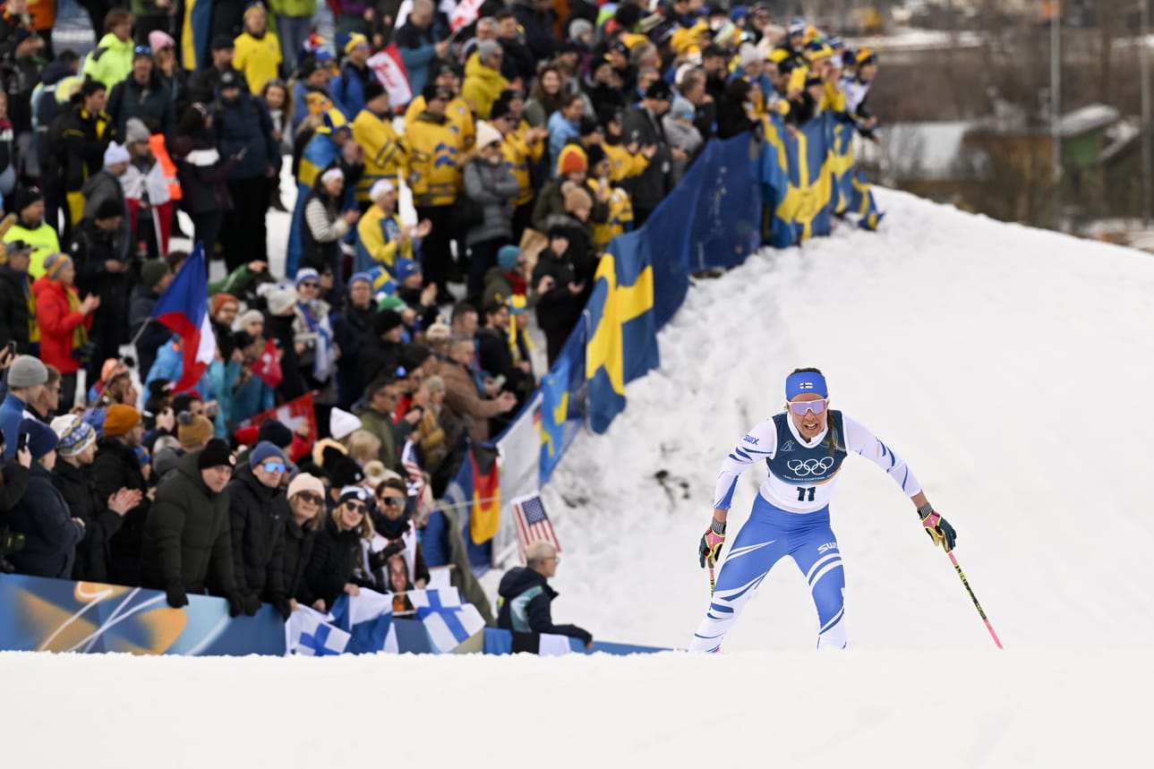 Niskanen vauhdissa Val di Fiemmen maastoissa yleisömeren edessä.