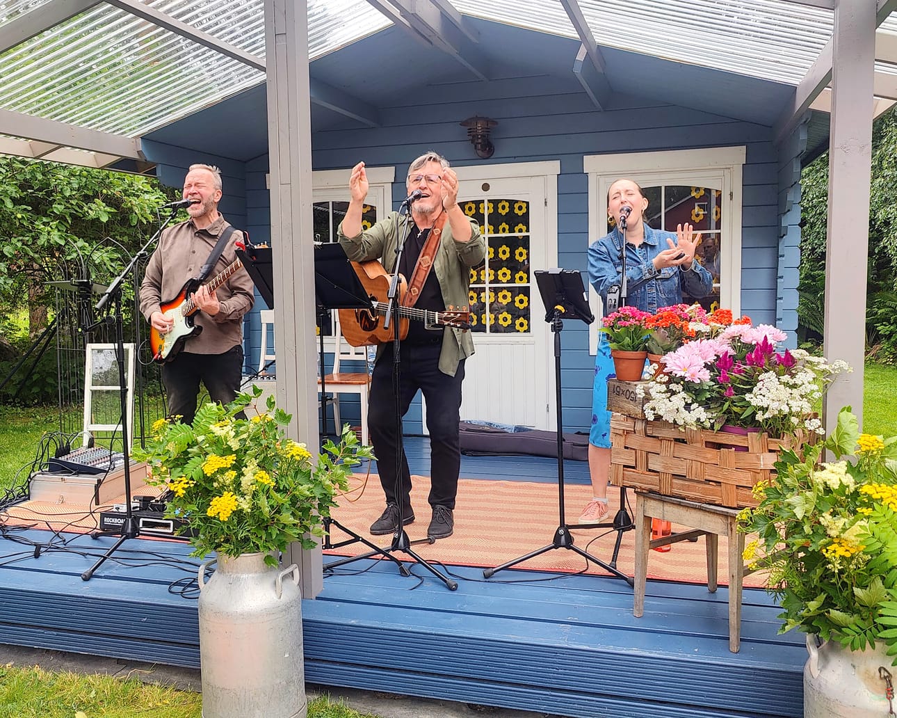 Pekka Simojoki (kesk.), Heidi Simelius ja Sami Asp vastasivat Kantolan kesäpäivän musiikista. Simojoen mukaan juuri tällaiset tilaisuudet ovat erityisiä, sillä niissä ihmiset ovat lähellä toisiaan ja "ollaan oikean asian äärellä".