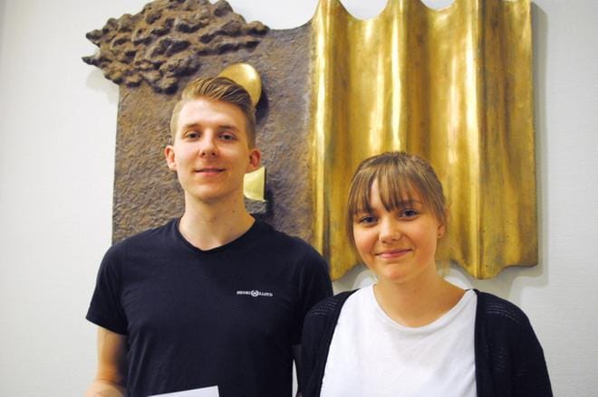 Nelli Marjomäki käyttää apurahansa haitarin, Elias Kaisanlahti rumpujen hankintaan. Heidän takanaan oleva pronssinen reliefi on Aino ja Arvo Mursulan tyttären, Pirkko Mursulan taideteos. KUVA:EEVA-LIISA KULJU