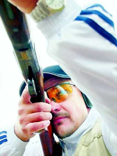 Savikiekkojen päätepysäkki. Rauli Honka tietää, miten skeet-kiekot ammutaan taivaalta alas. Vain harvoin kohde onnistuu livahtamaan temmesläisen tarkalta liipaisinsormelta.