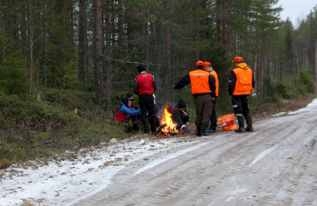 Tiekunta määrittää tieyksiköt tien osakkaille tienkäytön mukaan. Metsästykseen liittyvä tienkäyttö on monipiippuinen juttu. Tiekunta voi kohtuullistaa metsästysseurueen tienkäyttömaksua, mutta juridisesti yhden osakkaan poikkeavalla tavalla kohtelu ei täytä lain henkeä. Arkistokuva