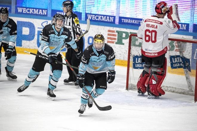 Pelicansin ja koko Liigan pistehai Ryan Lasch (kesk.) nöyryytti Sportia kolmella maalilla. Taustalla Sport-vahti Rasmus Reijola. KUVA: MIRJA HUSSAIN / ETELÄ-SUOMEN SANOMAT