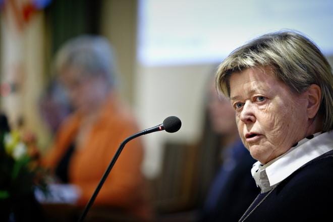 Kulttuuri- ja liikuntalautakunnan puheenjohtaja Anita Niemi-Iilahti muistuttaa Vaasan johtavia virkamiehiä yt-neuvottelujen marssijärjestyksestä. KUVA: TOMI KOSONEN