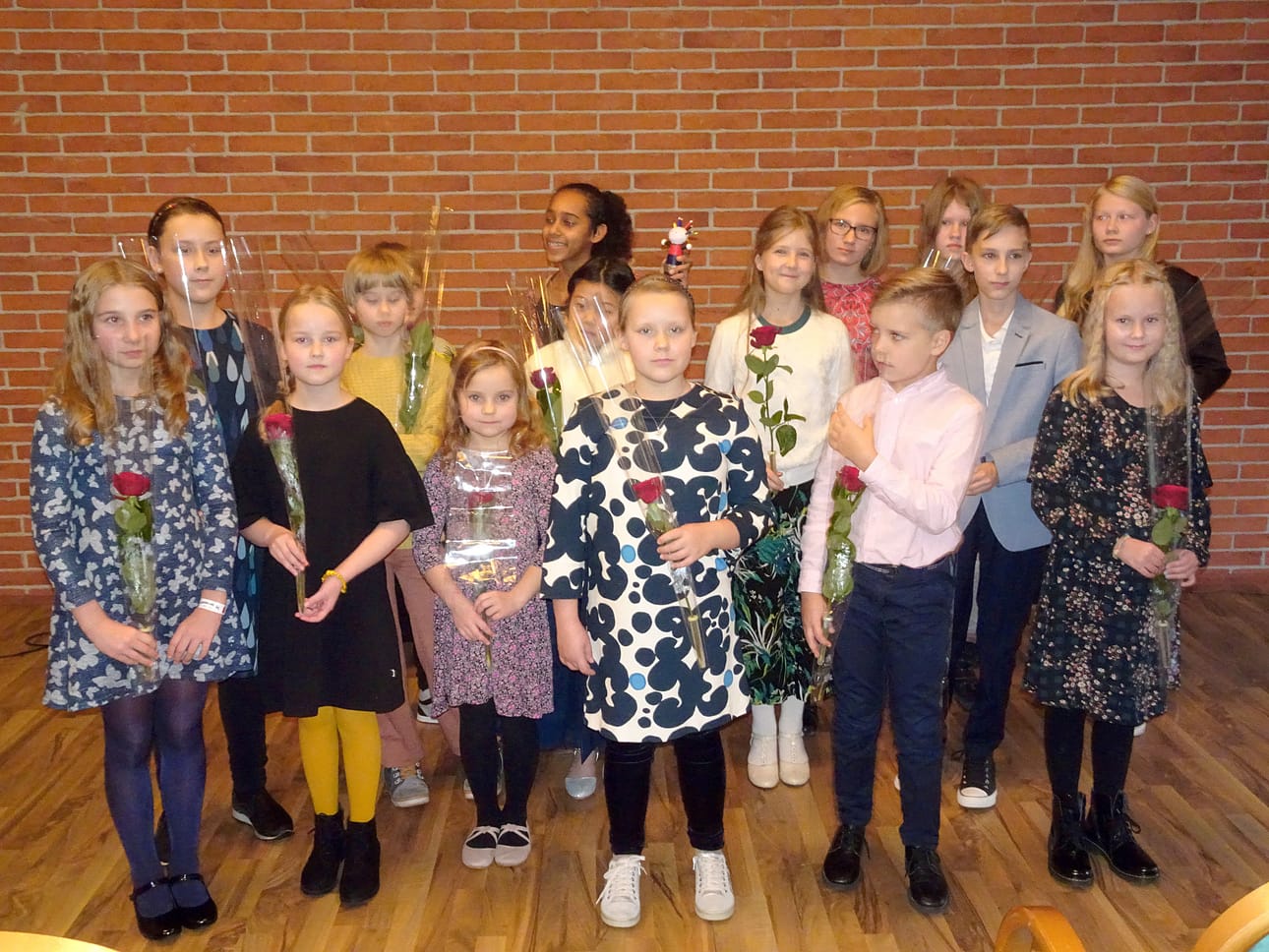 Napero Finlandia 2018 -sadunkirjoituskilpailun palkitut. Takana keskellä pääpalkinnon, Napero-Oskarin voittanut oululainen Kiona Teye.