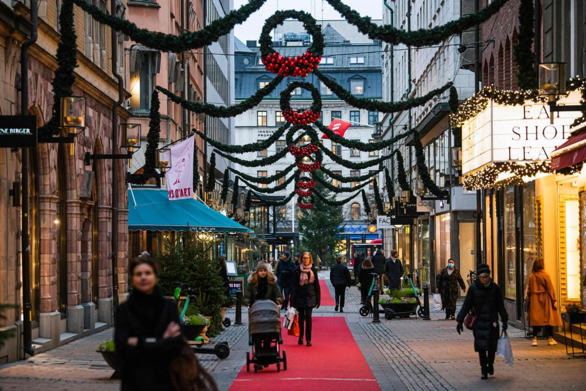 Todistusta otetuista rokotuksista vaaditaan tästä päivästä lähtien sisätiloissa järjestetyissä yli sadan ihmisen kokoontumisissa. LEHTIKUVA/AFP