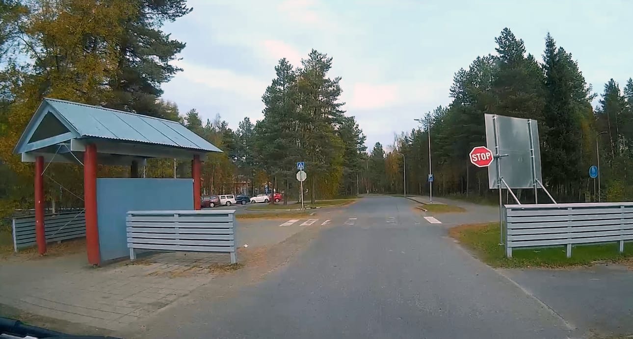 Pitkäkankaan koulun stop-merkki jää monilta noudattamatta, vaikka risteävää liikennettä on koulun alkamis- ja päättymisaikoina paljon.