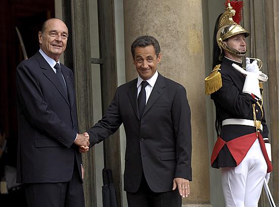 Jacques Chirac (vasemmalla) väistyi presidentin tehtävästä vuonna 2007. Häntä seurasi tehtävässä Nicolas Sarkozy.