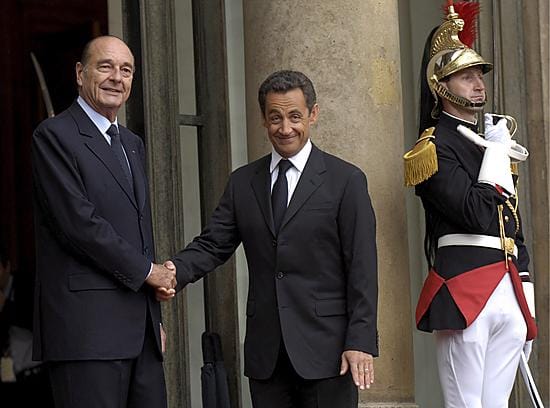 Jacques Chirac (vasemmalla) väistyi presidentin tehtävästä vuonna 2007. Häntä seurasi tehtävässä Nicolas Sarkozy.
