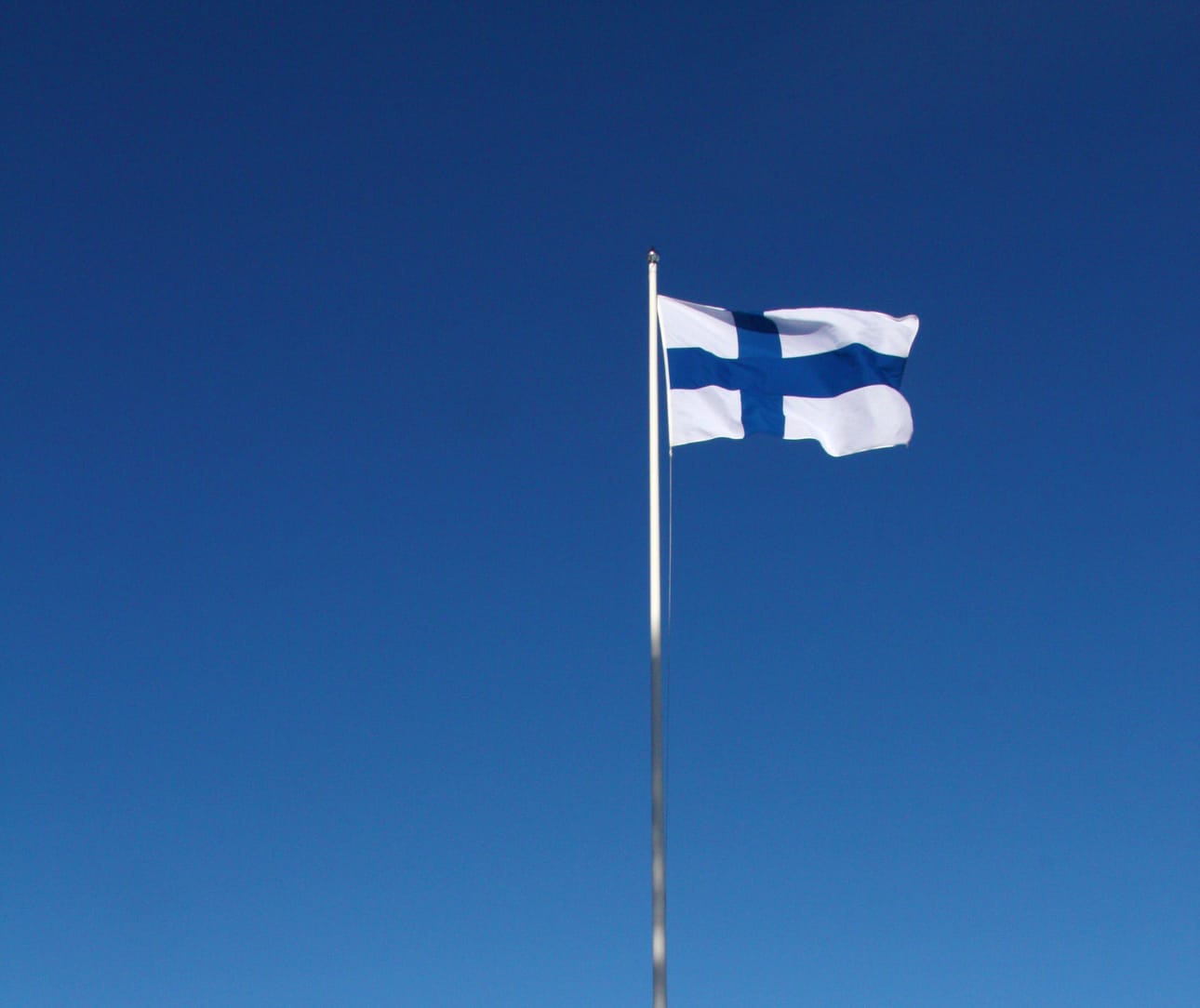 Kansallinen veteraanipäivä ei ole virallinen liputuspäivä, vaan vakiintunut liputuspäivä. Arkistokuva Sari Junnonaho