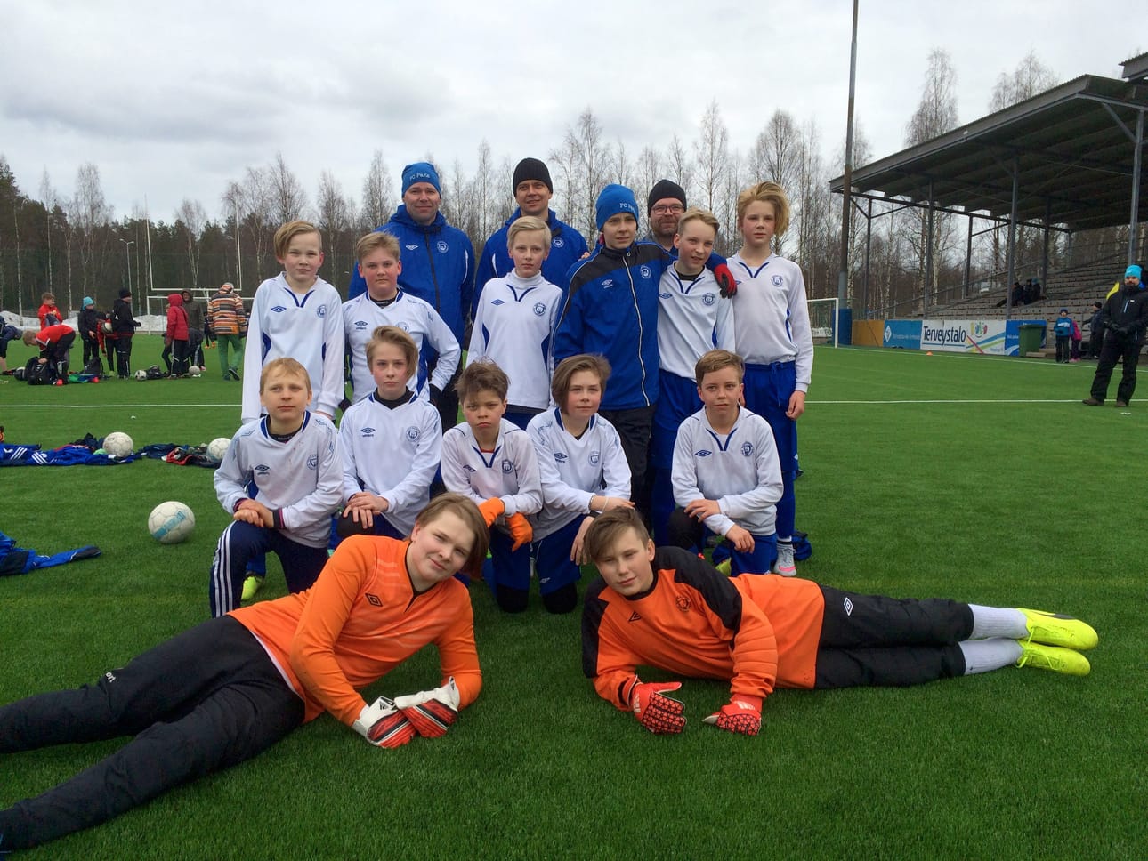 FC Paka -03: Sami Vähäkuopus (valmentaja), Pertti Kivijärvi (joukkueenjohtaja), Petri Kämäräinen (huoltaja). Pelaajat ylärivissä vasemmalta: Onni Niskala, Jani Hietala, Jere Vähäkuopus, Iikka Meriläinen, Eelis Karjalainen, Jasper Pikkuhookana, Otto Karjalainen (alarivi vas.), Arttu Tyni, Joni Kivijärvi, Jaakko Meriläinen, Niko Kivijärvi. Maalivahdit: Konsta Kämäräinen ja Kalle Kulmala.