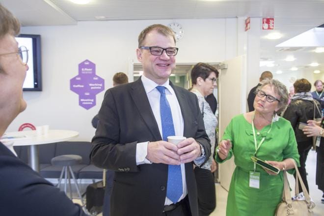 Sipilä ei löytänyt yhtäläisyyksiä Hjallis Harkimon ja Ranskan presidentti Emmanuel Macronin välillä, kun häneltä asiasta kysyttiin. KUVA: Kimmo Penttinen