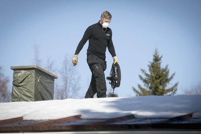 Nuohousyrittäjäksi ryhtynyt Mikko Muotka sanoo vapaan kilpailun tuovan alalle lisää joustavuutta. Kolmen miehen yritys toimii Oulussa, jossa luovuttiin piirinuohousjärjestelmästä vuoden alussa.