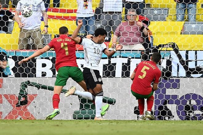 Saksa kukisti Portugalin 4-2 F-lohkon ottelussa lauantaina. Kuvassa kohti Portugalin maalia puskee Serge Gnabry. Kuva: Lehtikuva / AFP