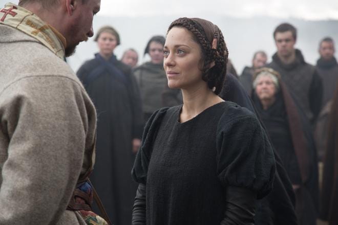 Shakespearen aluenperin luomassa Lady Macbethin hyytävässä roolissa australialaiselokuvassa Macbeth on Marion Cotillard. KUVA: TV5