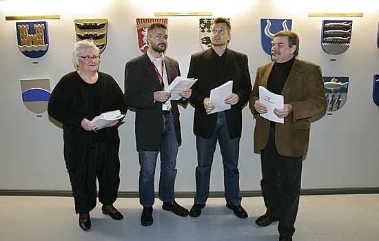Ulla Niemelä, Konsta Korhonen, Olli Aulaskari ja Tapio Saavalainen ovat istuneet syksyn ajan ruotsin kurssilla.
