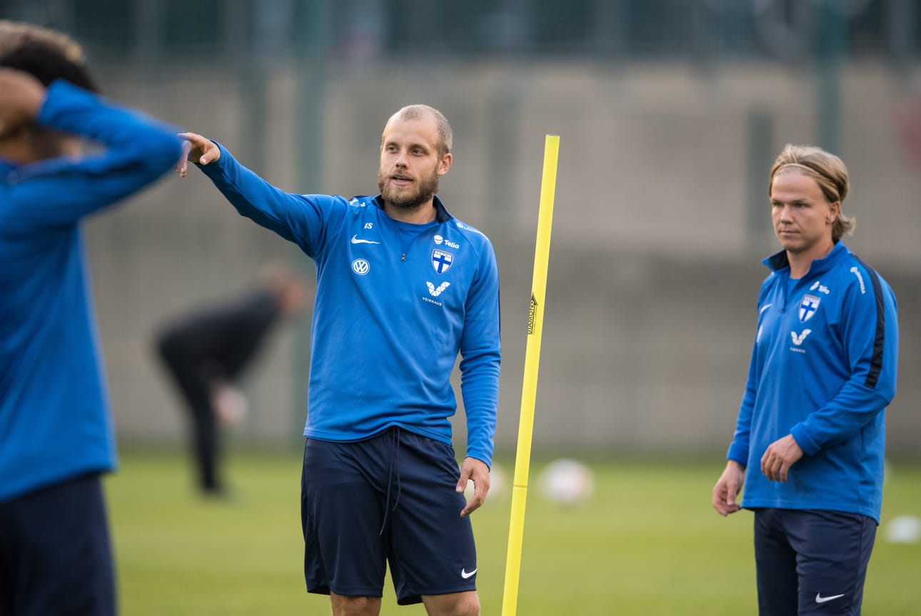Teemu Pukki ja HJK:n Petteri Forsell (oik.) pähkäilevät hyökkäyskuvioita A-maajoukkueen maanantaisissa harjoituksissa.