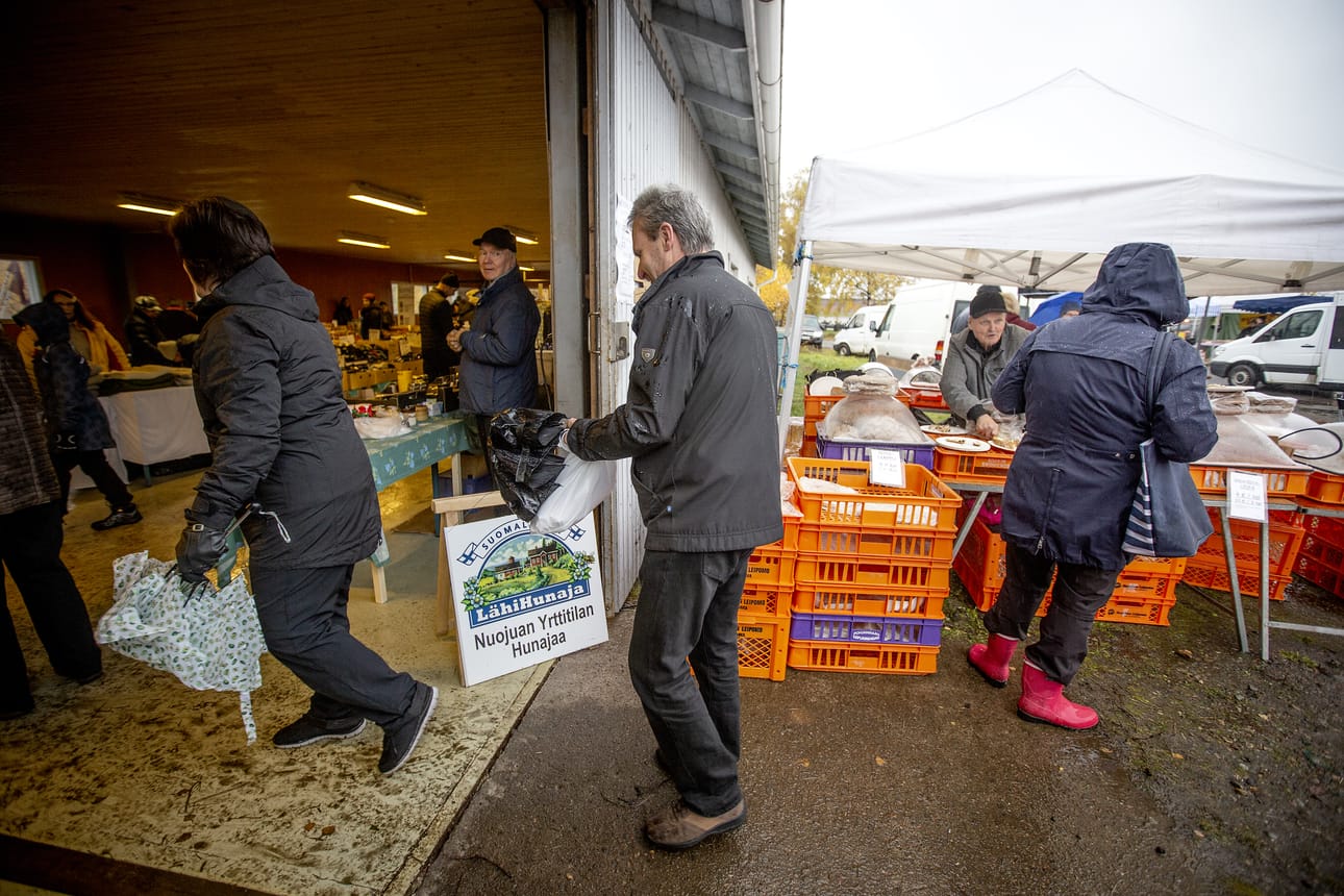 Sade verotti kävijämäärää ainakin lauantaiaamuna Lapaluodon kalamarkkinoilla. Kävijöitä ajoittainen sade ei silti paljon haitannut.
