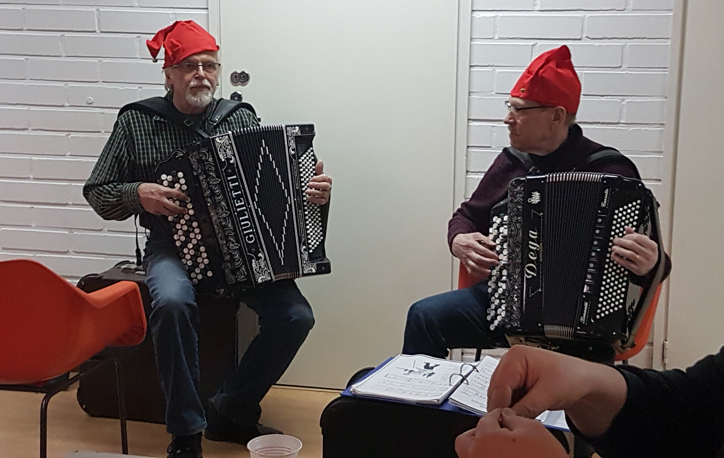 Musiikista huolehti duo Kalle Luomajoki ja Taisto Pelkonen.