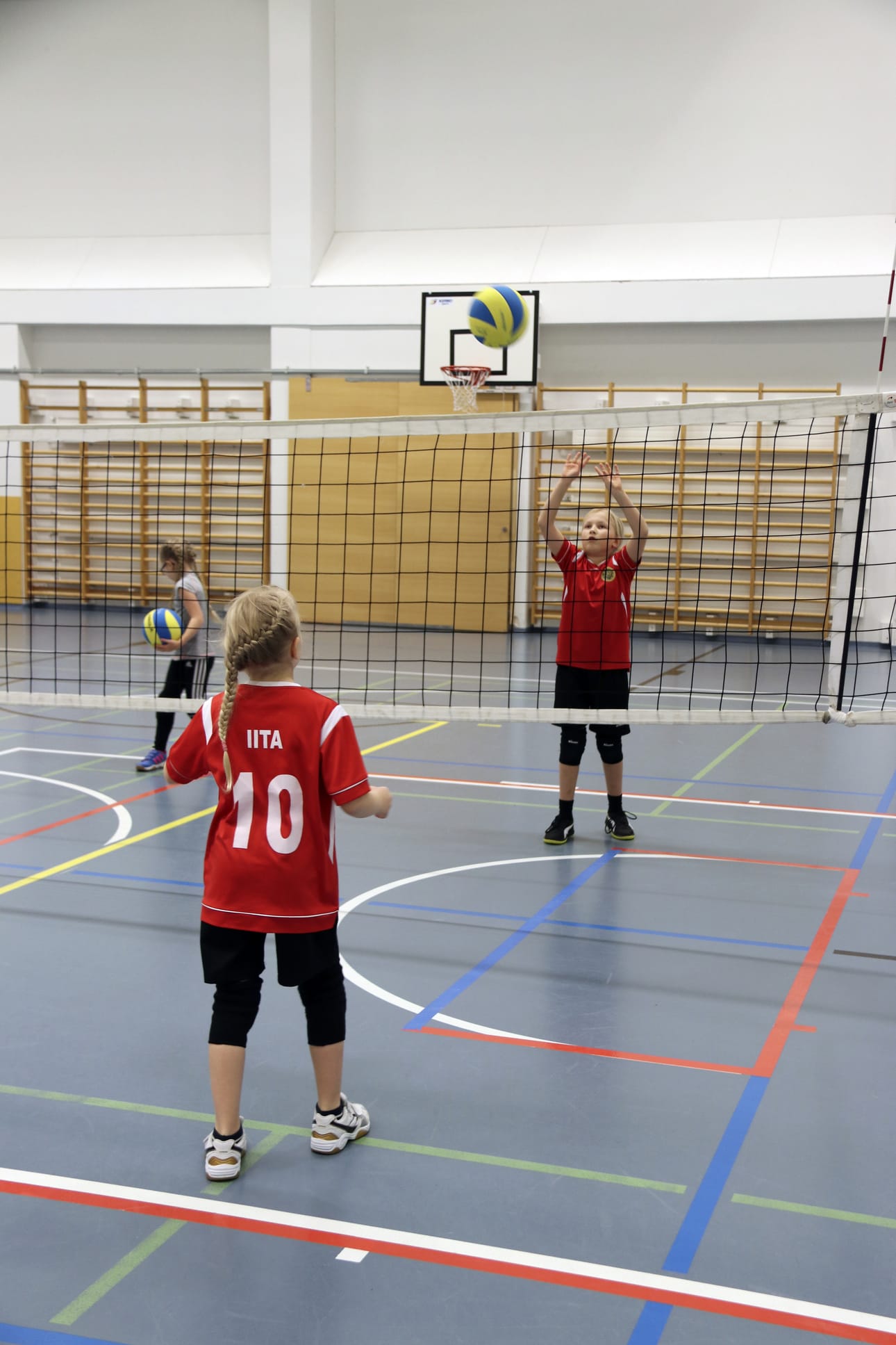 Tyttöjen treenit aloitetaan aina alkulämmittelyllä, jonka jälkeen siirrytään tekniikan ja pelin harjoittelemiseen. Valmentajina toimivat Janne Suorsa ja Janne Mäkäräinen.