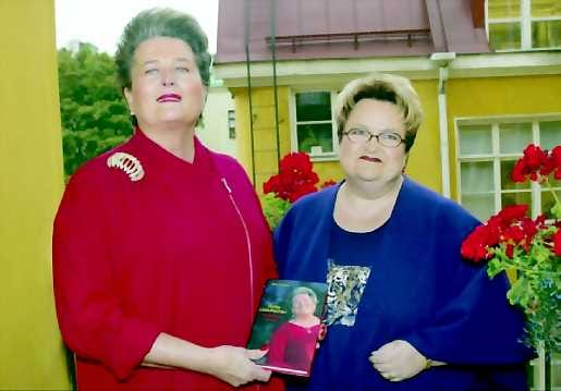 Petos presidentinvaaleissa. Aino Suholan (oik.) mukaan Riitta Uosukainen ei huomannut, että puheenjohtaja Sauli Niinistö ei ollut täysillä mukana. Uosukainen kuvaili kirjan julkistamistilaisuudessa suhdettaan Niinistöön asialliseksi, mutta myönsi heidän olevan niin erilaisia ihmisiä.