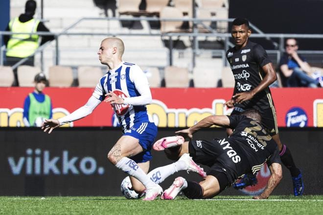 HJK:n Roope Riski (vas.) ja SJK:n Murilo kamppailivat tiukasti. Kuva: Lehtikuva/Roni Rekomaa