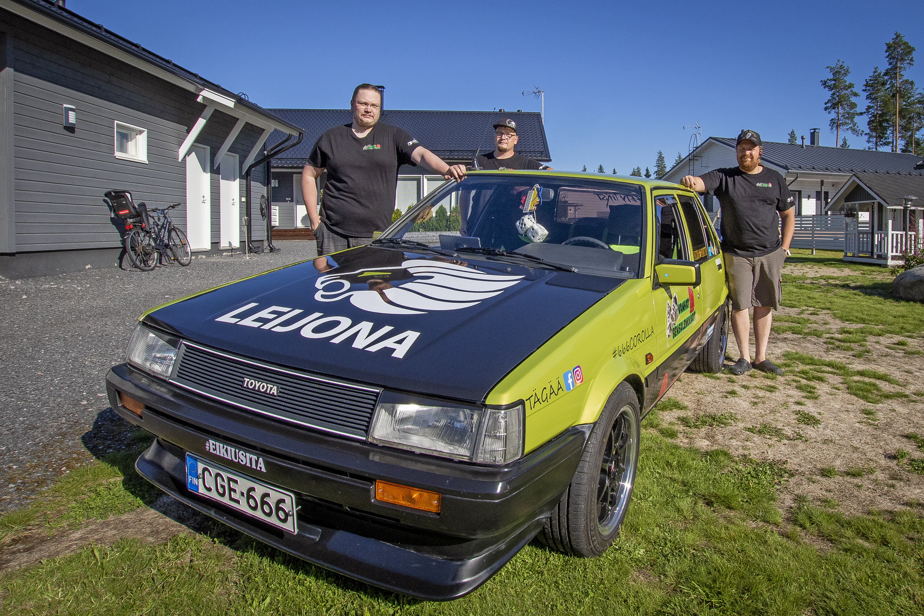 Onhan se komea! Pekka Taskila (vasemmalla), Kimmo Vanhala ja Jori Mäkivierikko starttaavat Corollansa torstaina kohti Hyvinkäätä, mistä Gumball 500€ -ajo käynnistyy. Tiimiin kuuluu myös Petri Taskila. Joukkue on autollaan mukana myös Limingan Moottoripajan avajaisissa 22. elokuuta.