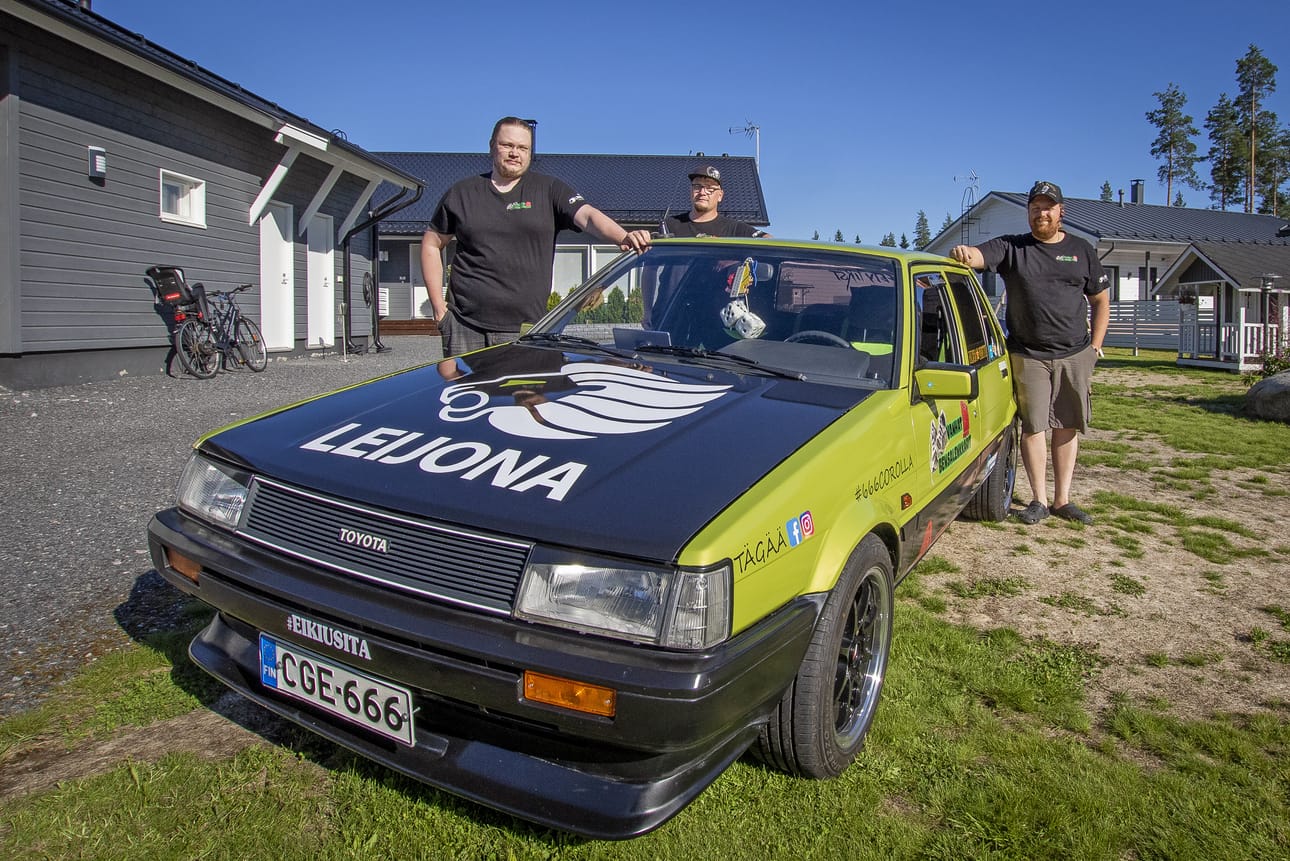 Onhan se komea! Pekka Taskila (vasemmalla), Kimmo Vanhala ja Jori Mäkivierikko starttaavat Corollansa torstaina kohti Hyvinkäätä, mistä Gumball 500€ -ajo käynnistyy. Tiimiin kuuluu myös Petri Taskila. Joukkue on autollaan mukana myös Limingan Moottoripajan avajaisissa 22. elokuuta.